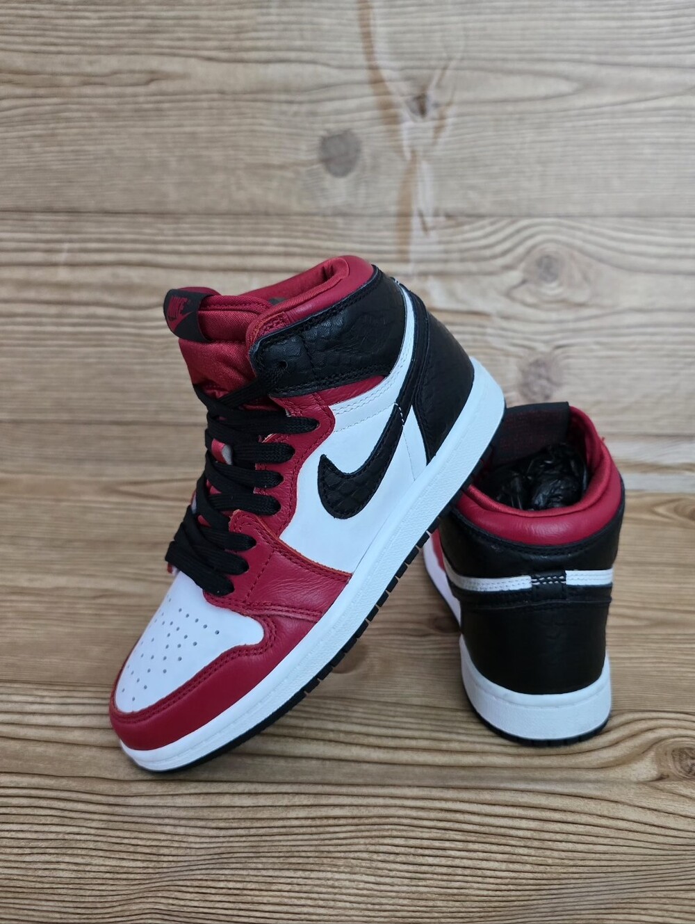 Jordan 1 Retro High Satin 'Snake Chicago'